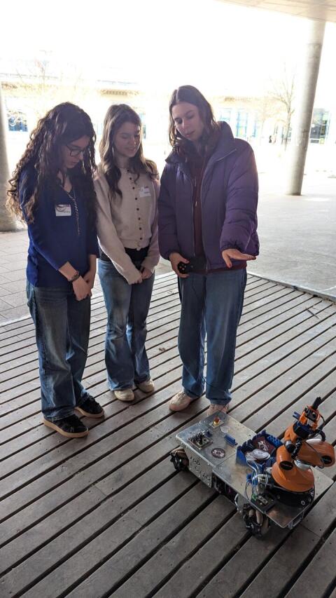 Roboter Euler wird von Emma zu Demonstrationszwecken ferngesteuert